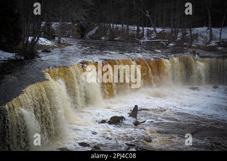 Teilweise gefrorener Keila-Joa-Wasserfall im Winter in der Nähe von Tallinn, Estland Stockfoto