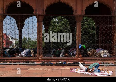 New Delhi, Delhi, Indien. 31. März 2023. Muslimische Anhänger beten am Freitag während des heiligen Fastenmonats des Ramadan in Jama Masjid, in den alten Vierteln von Neu-Delhi, Indien, am 31. März 2023. (Kreditbild: © Kabir Jhangiani/ZUMA Press Wire) NUR REDAKTIONELLE VERWENDUNG! Nicht für den kommerziellen GEBRAUCH! Stockfoto