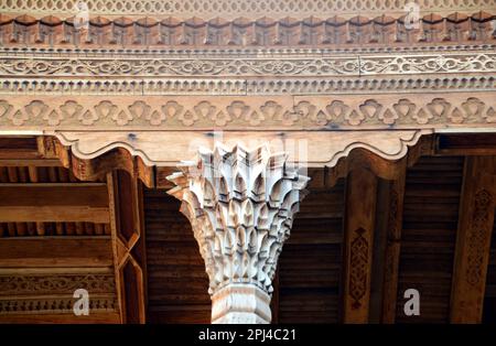 Usbekistan, Taschkent, Hauptstadt, Khaben-Imam-Komplex: Geschnitzter Holzfrieze und Säulenhauptstadt, Teil des Khazrati Imam-Architekturkomplexes. Stockfoto