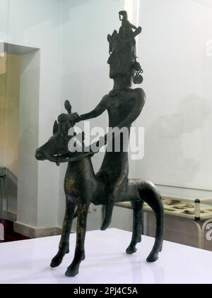 Tadschikistan, Duschanbe, Hauptstadt, Nationalmuseum: Die Figur eines Reiterkönigs aus dem 7. Jahrhundert. Stockfoto