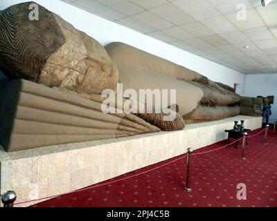 Tadschikistan, Duschanbe, Hauptstadt, Nationalmuseum: Der liegende Buddha stammt aus ca. 6. Jahrhundert n. Chr. und wurde in den 1960er Jahren im r Stockfoto