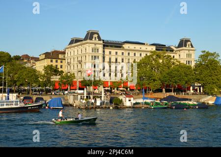 Schweiz, Zürich: Bellevue Platz, mit Booten auf dem Fluss Limmat, vom Bürkliplatz. Stockfoto