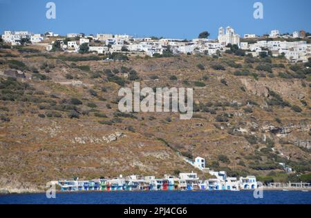 Griechenland, Insel Milos: Die Stadt Tripiti, die sich entlang des Kammes erstreckt, mit den bunten Fischerhäusern im Dorf Klima am Fuße des Stockfoto