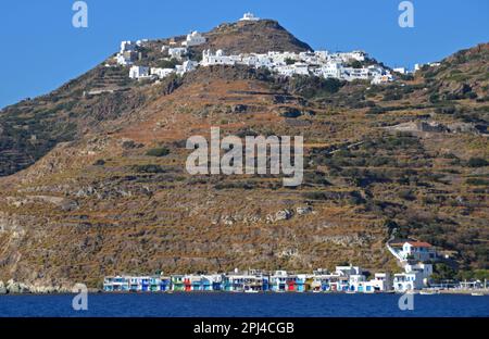 Griechenland, Insel Milos: Die Stadt Tripiti, die sich entlang des Kammes erstreckt, mit den bunten Fischerhäusern im Dorf Klima am Fuße des Stockfoto