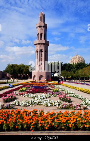 Oman, Maskat: Farbenfrohe Gärten der Sultan-Qaboos-Moschee, gewidmet am 4. Mai 2001 (10. Safar 1422). Stockfoto