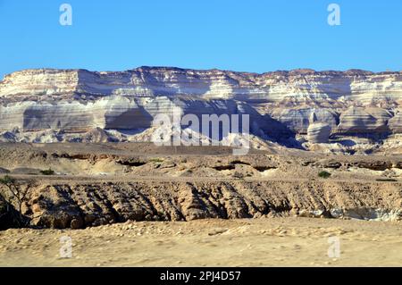 Oman: Zerklüftete Kalksteinlandschaft von Wadi Shuwaymiyah. Stockfoto