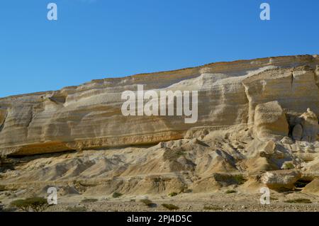 Oman: Zerklüftete Kalksteinlandschaft von Wadi Shuwaymiyah. Stockfoto