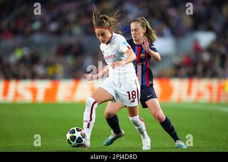 Barcelona, Spanien. 29/03/2023, Keira Walsh vom FC Barcelona und Benedetta Glionna vom AS Roma während des UEFA Womens Champions League-Spiels, Viertelfinals, 2. Etappe zwischen dem FC Barcelona und V AS Roma spielten am 29. März 2023 im Spotify Camp Nou Stadium in Barcelona, Spanien. (Foto: Bagu Blanco / PRESSIN) Stockfoto