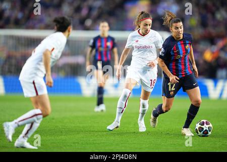 Barcelona, Spanien. 29/03/2023, Patri Guijarro vom FC Barcelona und Benedetta Glionna von AS Roma während des UEFA Womens Champions League-Spiels, Viertelfinals, 2. Etappe zwischen dem FC Barcelona und V AS Roma spielten am 29. März 2023 im Spotify Camp Nou Stadium in Barcelona, Spanien. (Foto: Bagu Blanco / PRESSIN) Stockfoto