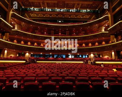 Oman, Muscat: Das Auditorium des Königlichen Opernhauses, 2011 eingeweiht. Die Motive des Gebäudes stammen aus dem Islamischen, Mogul-, Orientalischen und Europa Stockfoto