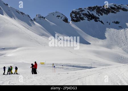 Deutschland, Oberbayern, Garmisch-Partenkirchen: Teil des Skigebiets auf dem Zugspitze-Gletscher mit Blick auf den Wetterwandeck. Stockfoto