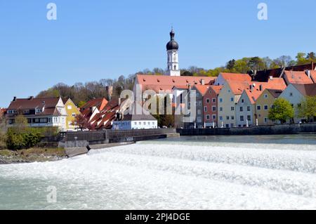 Deutschland, Oberbayern, Landsberg am Lech: Das Wehr am Fluss Lech, erbaut im 14. Jahrhundert, um einen Mühlenstrom zu liefern. Stockfoto