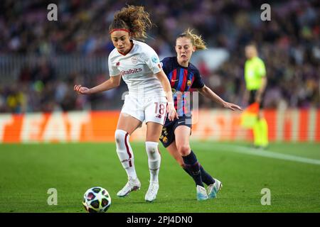 Barcelona, Spanien. 29/03/2023, Keira Walsh vom FC Barcelona und Benedetta Glionna vom AS Roma während des UEFA Womens Champions League-Spiels, Viertelfinals, 2. Etappe zwischen dem FC Barcelona und V AS Roma spielten am 29. März 2023 im Spotify Camp Nou Stadium in Barcelona, Spanien. (Foto: Bagu Blanco / PRESSIN) Stockfoto