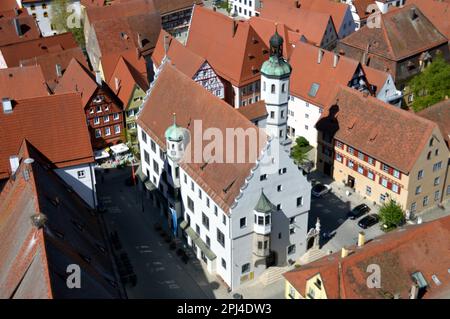 Deutschland, Bayern, Schwaben, Nördlingen: Rathaus, von der Spitze des Daniel, dem Turm von St. Georges Kirche. Stockfoto