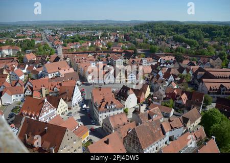 Deutschland, Bayern, Schwabien, Nördlingen: Blick vom Daniel, dem Turm der St. Georges Kirche mit Schäffflesmarkt, Brettermarkt, Reimlinger Straße Stockfoto