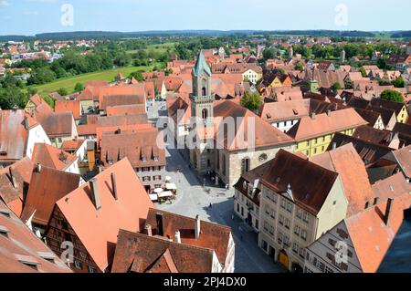 Deutschland, Bayern, Mittelfranken, Dinkelsbühl: Blick vom Turm von St. Georges Münster mit St. Pauls protestantische Kirche, erbaut 1840-3, im Cent Stockfoto