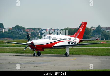 Deutschland, Bayern, Augsburg: D-EPIB Piper PA.46-350P Malibu Mirage (c/n 4636564) am Flughafen Augsburg. Stockfoto