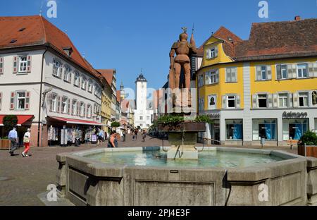 Deutschland, Baden-Württemberg, Bad Mergentheim: Milchlingsbrunnen, ein Brunnen mit Ritter in Rüstung mit Blick auf den Bläserturm der Burg Th Stockfoto