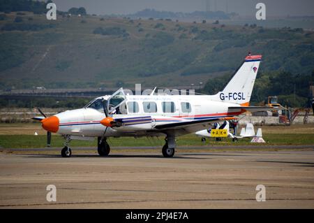 England, West Sussex, Shoreham: G-FCSL Piper PA.31-350 Navajo Chieftain (c/n 7852052) am Flughafen Shoreham. Stockfoto