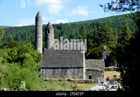 Irland, Wicklow, Glendalough, eine Klostersiedlung, die im 5. Jahrhundert von St. Kevin gegründet wurde: Die Steinkirche, bekannt als „Kevin's Kitchen“, mit der Stockfoto