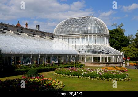 Nordirland, Belfast: Der Botanische Garten mit Palmenhaus, entworfen von Sir Charles Lanyon, der 1840 fertiggestellt wurde und aus der Zeit vor dem in Kew stammt Stockfoto