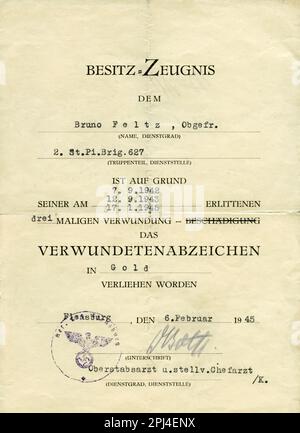 Europa, Deutschland, 2. Weltkrieg, Besitzzeugnis für das Verwundetenabzeichen in Gold für drei Verwundungen, 1945 , Motiv nur für journalistische oder wissenschaftliche Nutzung / Deutschland, WW II, Dokument für Wundtäter im Krieg, in diesem Fall für drei Wunden. Der Soldat bekam die Abzeichen in Gold, 1945, Bild nur für akademische oder journalistische Zwecke. Stockfoto