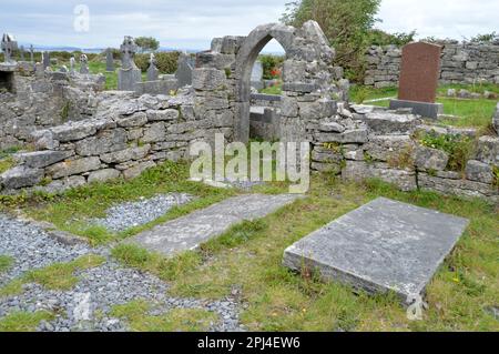 Irland, Aran-Inseln, Inis Mor, Onacht: Ruinen einer von sieben frühen christlichen Kirchen. Die Grabstätte ist noch in Betrieb. Stockfoto