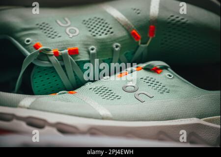 ZÜRICH, SCHWEIZ, 31. MÄRZ 2023: Cloudsurfer 7, neue innovative Road Running Schuhe von On Running Company: Revolutionierender Road Running Komfort Stockfoto