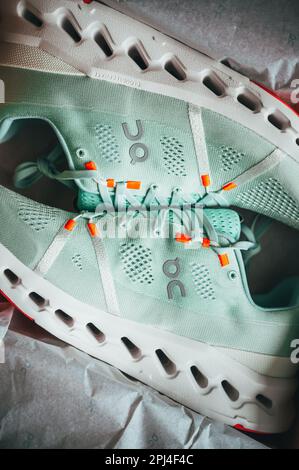 ZÜRICH, SCHWEIZ, 31. MÄRZ 2023: Cloudsurfer 7, neue innovative Road Running Schuhe von On Running Company: Weich, bequem und bereit für den Wettkampf Stockfoto