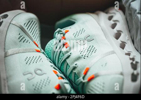 ZÜRICH, SCHWEIZ, 31. MÄRZ 2023: Cloudsurfer 7, neue innovative Road Running Schuhe von On Running Company: Verbessere dein Laufspiel mit On Runni Stockfoto