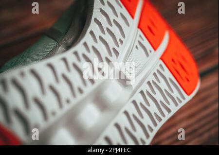 ZÜRICH, SCHWEIZ, 31. MÄRZ 2023: Cloudsurfer 7, neue innovative Road Running Schuhe von On Running Company: On Running's Cloudsurfer 7, der Schuh fo Stockfoto