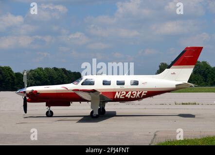 Deutschland, Bayern, Augsburg: N243KF Piper PA.46-350P Malibu Mirage (c/n 4636154) am Flughafen Augsburg. Stockfoto