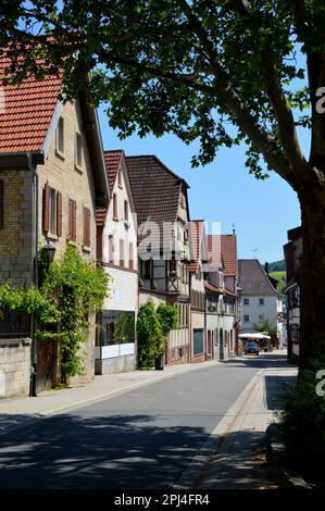 Deutschland, Baden-Württemberg, Lauda-Königshofen: Eine malerische Reihe von Bürgerhäusern in Lauda. Stockfoto