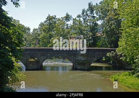 Deutschland, Baden-Württemberg, Lauda-Königshofen: Historische Brücke über die Tauber, mit Statue eines heiligen. Stockfoto