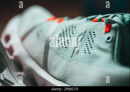 ZÜRICH, SCHWEIZ, 31. MÄRZ 2023: Cloudsurfer 7, neue innovative Road Running Schuhe von On Running Company: On Running's Cloudsurfer 7, der Schuh fo Stockfoto