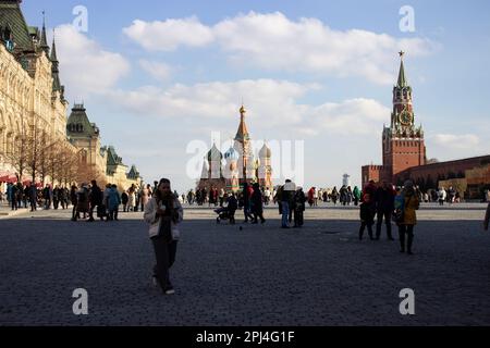 Moskau, Russland. 28. März 2023. Menschen gehen auf dem Roten Platz in Moskau. Kredit: SOPA Images Limited/Alamy Live News Stockfoto