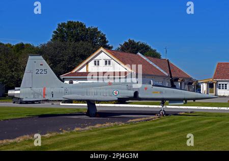 Northrop F-5B Freedom Fighter '225' der Royal Norwegian Air Force, erhalten am Sola Airbase, Stavanger, Norwegen. Stockfoto