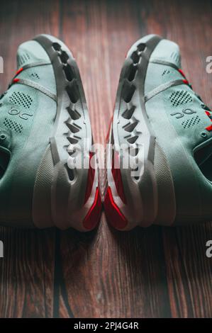 ZÜRICH, SCHWEIZ, 31. MÄRZ 2023: Cloudsurfer 7, neue innovative Road Running Schuhe von On Running Company: Cloudsurfer 7, Designed for Comfort, BU Stockfoto