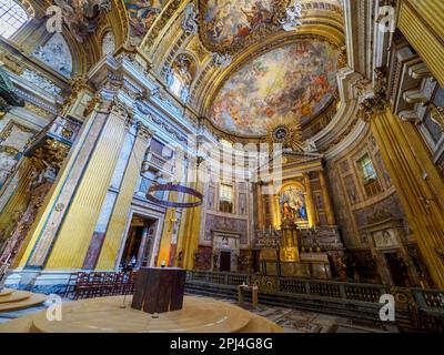 Apse und Hauptaltar in der Kirche Jesu - Rom, Italien Stockfoto