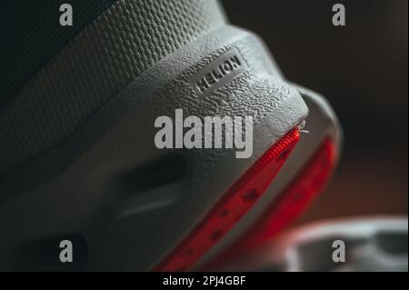 ZÜRICH, SCHWEIZ, 31. MÄRZ 2023: Mach dich bereit für den Aufstieg mit der innovativen Mittelsohle des Cloudsurfer 7 Stockfoto