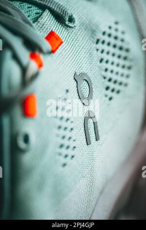 ZÜRICH, SCHWEIZ, 31. MÄRZ 2023: Cloudsurfer 7, neue innovative Road Running Schuhe von On Running Company: Der Cloudsurfer 7, optimiere dein Laufen Stockfoto