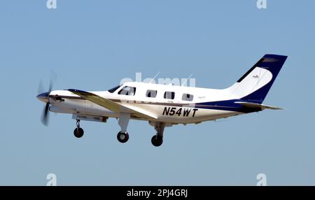 Deutschland, Bayern, Augsburg: N54WT Piper PA.46-350P Malibu Mirage (c/n 4636202) am Flughafen Augsburg. Stockfoto