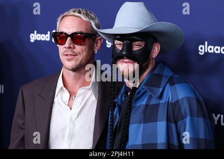 BEVERLY HILLS, LOS ANGELES, KALIFORNIEN, USA - MÄRZ 30: Diplo und Orville Peck treffen am 30. März 2023 bei den alljährlichen GLAAD Media Awards 34. im Beverly Hilton Hotel in Beverly Hills, Los Angeles, Kalifornien, USA ein. (Foto von Xavier Collin/Image Press Agency) Stockfoto