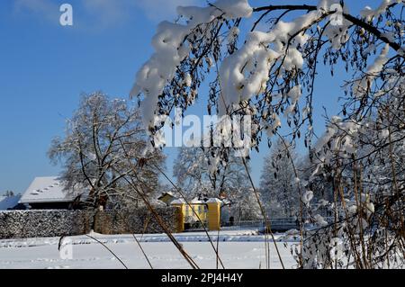 Deutschland, Oberbayern, Schleissheim: Ein verschneiter Blick auf das Osttor des Schlosses Schleissheim. Stockfoto