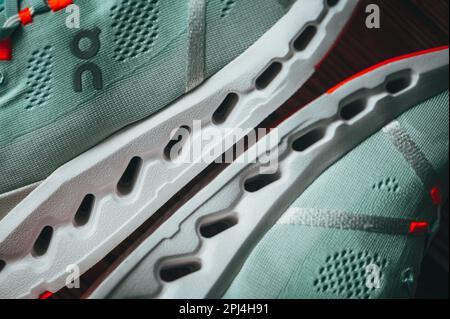 ZÜRICH, SCHWEIZ, 31. MÄRZ 2023: Cloudsurfer 7, neue innovative Road Running Schuhe von On Running Company: The Cloudsurfer 7, innovatives Design fo Stockfoto