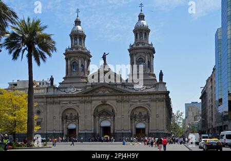 Chile. Santiago: Die Metropolitanische Kathedrale auf der Plaza de Armas, Sitz des Erzbischofs von Santiago, wurde im barocken Stil vom Architekten Gioacchino erbaut Stockfoto