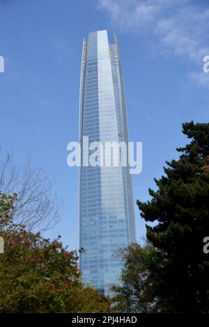 Chile. Santiago: Costanera Center Torre 2 oder Gran Torre Santiago ist mit 300 Metern das zweithöchste Gebäude in Lateinamerika. 2013 fertiggestellt, Stockfoto