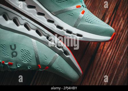 ZÜRICH, SCHWEIZ, 31. MÄRZ 2023: Cloudsurfer 7, neue innovative Road Running Schuhe von On Running Company: Finde deinen perfekten Stride mit der Cloud Stockfoto