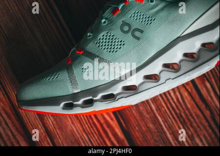 ZÜRICH, SCHWEIZ, 31. MÄRZ 2023: Cloudsurfer 7, neue innovative Road Running Schuhe von On Running Company: Verbessere dein Laufspiel mit On Runni Stockfoto