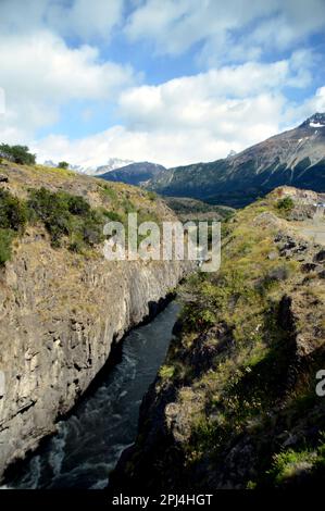 Chile, Patagonien: Der australische Highway überquert den Rio Ibanez in einer tiefen Schlucht in der Nähe von Cerro Castillo. Stockfoto